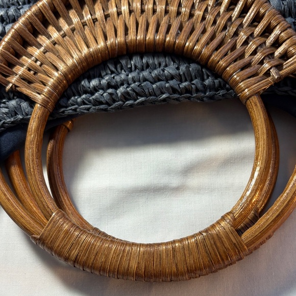 Elegant Blue Woven Handbag with Wooden Handles. Handles are gorgeous. - Picture 5 of 7
